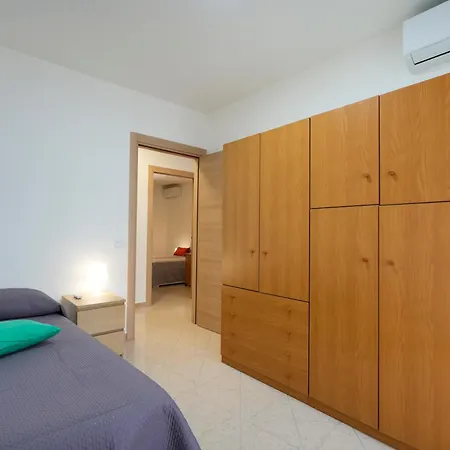 Guesthost - Silvia's With Parking - 400m From Sea Appartement