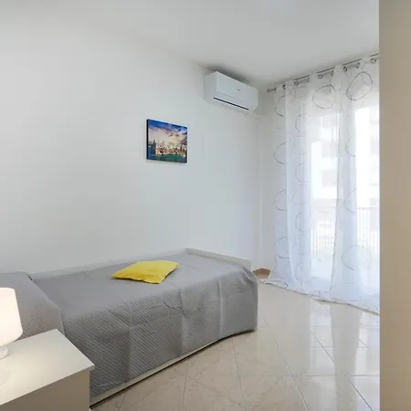 Guesthost - Silvia's With Parking - 400m From Sea * Bari