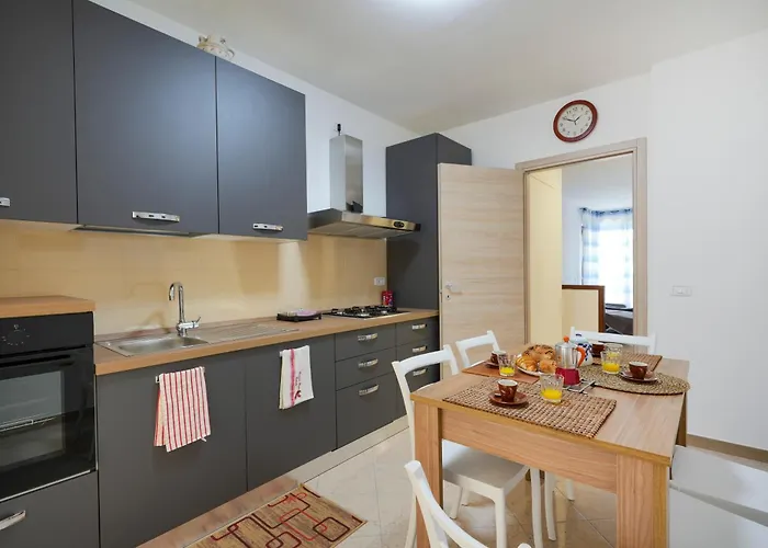 Guesthost - Silvia's With Parking - 400m From Sea Bari