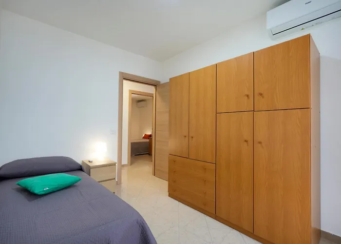 Guesthost - Silvia's With Parking - 400m From Sea Apartament